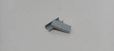 Beyaz arka planda bir zımba için metal zımba yığınını kapat