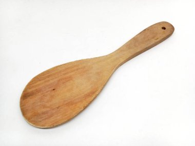 Tahta pirinç küreği ya da beyaz arka planda izole edilmiş Shamoji. Tahta kaşık