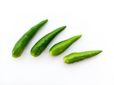 Beyaz arkaplanda yeşil kırmızı biber ya da yeşil kırmızı biber.