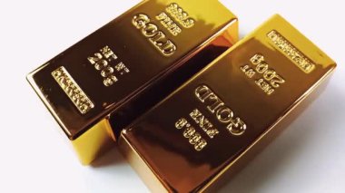 Beyaz arka planda dönen iki altın külçesi. Değerli metaller. Altın rezervi altın fiyat yatırımı