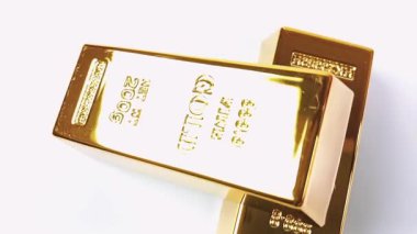 Beyaz arka planda dönen iki altın külçesi. Değerli metaller. Altın rezervi altın fiyat yatırımı