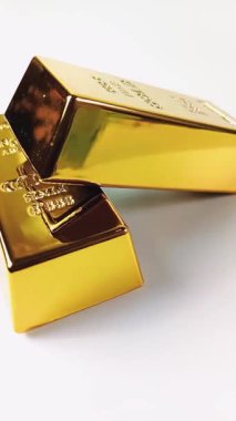 Beyaz arka planda dönen iki altın külçesi. Değerli metaller. Altın rezervi altın fiyat yatırımı