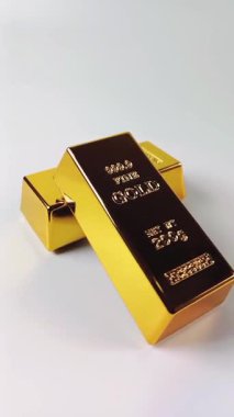 Beyaz arka planda dönen iki altın külçesi. Değerli metaller. Altın rezervi altın fiyat yatırımı