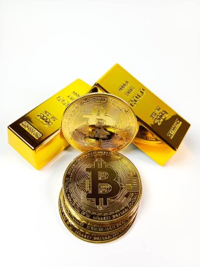 Beyaz zemin, kripto para ve değerli metal yatırım konsepti üzerinde izole edilmiş altın külçeleri üzerine istiflenmiş fiziksel bitcoin sikkeleri
