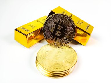 Beyaz zemin, kripto para ve değerli metal yatırım konsepti üzerinde izole edilmiş altın külçeleri üzerine istiflenmiş fiziksel bitcoin sikkeleri