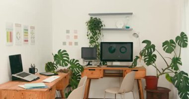 Parlak ve davetkar ofis alanı bilgisayar, dizüstü bilgisayar ve teknolojiyle donatılmış çift katlı ahşap masalar içeriyor. Canavarlar da dahil olmak üzere yemyeşil bitkiler doğal ve üretken atmosferi güçlendirir..