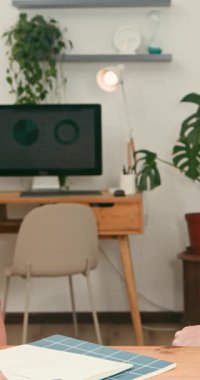 İki kişi, başarılı bir takım çalışması ve işbirliğini temsil eden bir bilgisayarla ofis masasının üzerinden dostça bir yumruk tokuşturuyor. Arka planda bitkilerin olduğu modern bir çalışma alanı görünür..