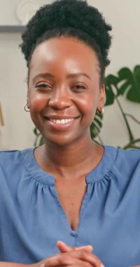 Kendinden emin bir Afrikalı Amerikalı kadın doğrudan kameraya bakarken gerçekten gülümser ve güler. Işıl ışıl ifadesi neşe, sıcaklık ve ulaşılabilirlik taşıyor. Pozitif iş ve yaşam tarzı içeriği için ideal..