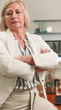 Kendine güvenen olgun bir iş kadını profesyonel bir yönetim kurulu ortamında kollarını kavuşturup otorite ve liderlik yayıyor. Şirket ve iş konuları için ideal.