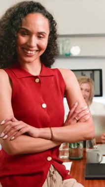 Modern ofis yönetim kurulunda kolları kavuşturulmuş gülümseyen kendine güvenen ve mutlu bir iş kadınının portresi. Şirket ortamında liderliği, hırsı ve başarıyı temsil ediyor..