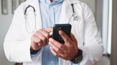 Kendini adamış bir tıp uzmanı, modern sağlık hizmetleri ve tele sağlık gelişmeleri sunan, gerekli dijital görevler için akıllı telefonlardan yararlanır. Bu, klinik bir ortamda etkili bir iletişim ve kritik bilgilere erişimi vurgular.