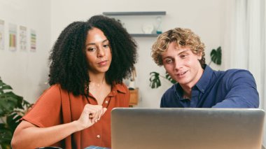 İki meslektaş, parlak ve modern bir ofiste bir dizüstü bilgisayarın üzerinde fikir alışverişinde bulunuyor ve içeriği değerlendiriyor. Sahne, takım çalışması, yaratıcılık ve modern bir başlangıç zihniyeti taşır..