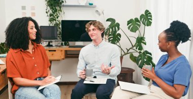 Üç meslektaş parlak ve modern bir ofiste aynı fikirleri paylaşıyor. Sohbet eder, kahve içer ve dizüstü bilgisayarların, bitkilerin ve rahat, işbirlikçi bir atmosferin ortasındaki notları gözden geçirirler..