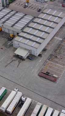 Yarı karavan kamyonlarının park ettiği ve hareket ettiği endüstriyel bir deponun hava perspektifi. Nakliye ve nakliye işlemleri için lojistik merkez