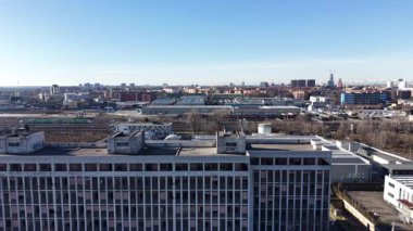 Çürüyen ve terk edilmiş Sovyet tarzı bir binanın havadan görünüşü. Bir Avrupa şehrinin endüstriyel bölgesinde yıkılmış mimari