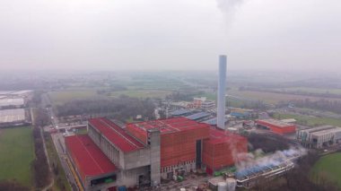 Yukarıdan bakıldığında, modern endüstriyel yakma fırını atığı enerjiye dönüştürüyor. Sisli bir günde bacalardan duman ve buhar yükseliyor.