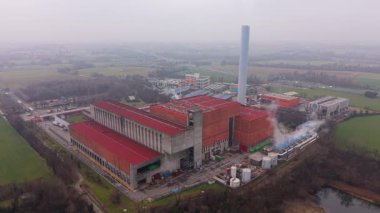 Uzun bacalı modern bir termik santralin havadan görünüşü. Atık enerji üreten ve hava kirliliğine yol açan endüstriyel tesis
