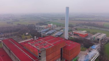 Modern endüstriyel yakma fırını atıklardan enerji üretiyor. Sisli bir günde bacasıyla tesisin havadan görünüşü.