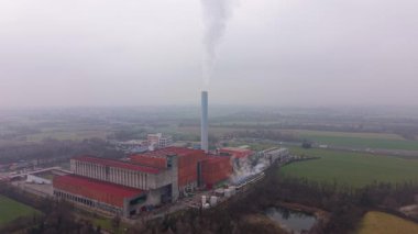 Yüksek bacası olan büyük bir sanayi tesisi hava kirliliğine katkıda bulunan dumanlar salıyor. Havadan çekilen görüntülere göre fabrika kompleksi ve çevresel etkileri