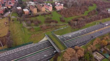 Yeşil vahşi yaşam üst geçidi hayvanlar için çok şeritli bir otoyol üzerinden güvenli geçiş sağlıyor. Ekolojik altyapı biyolojik çeşitliliği ve doğayı korumayı teşvik ediyor