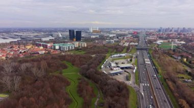 İHA görüntüleri, Milano 'ya doğru giden çok şeritli bir otoyolda bir benzin istasyonu ve parkı olan araba ve kamyonları yakalıyor.