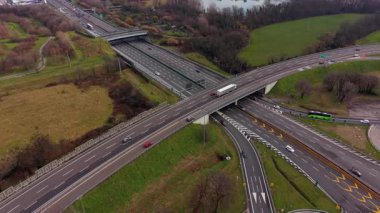 İnsansız hava aracı görüntüleri, arabalar ve kamyonlar da dahil olmak üzere araçları yakalıyor üst geçitler ve kavşaklarla çok katlı karmaşık bir otoyol kavşağından geçiyor.