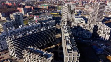 Modern mimarisi ve binaları olan yeni bir yerleşim bölgesinin tepeden tırnağa görüntüsü. Gökdelenleri ve evleri olan gelişmekte olan bir kentsel alan