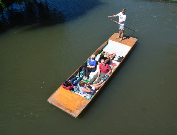 Oameni într-un punt pe râul Cam de la Cambridge . — Fotografie, imagine de stoc