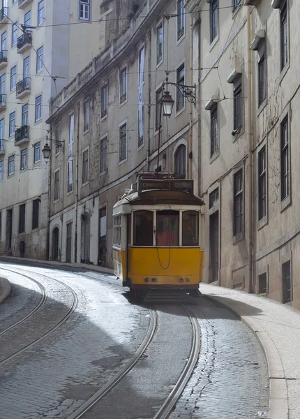 Historická tramvaj nebo tramvaje v Portugalsku Lisabon — Stock fotografie