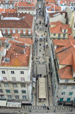 Rua de Santa Justa meşgul alışveriş caddesi Lizbon Portekiz.