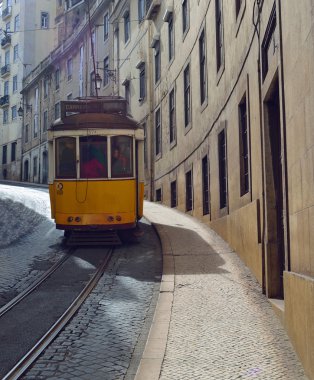   Lizbon Portekiz sakin bir tarihi sokakta Vintage tramvay