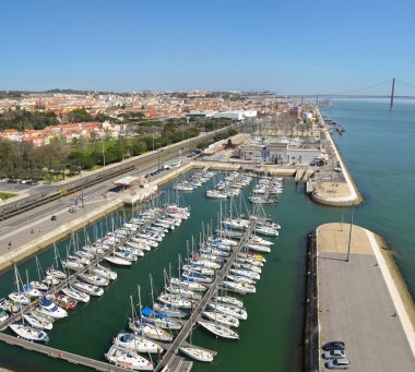  Belem marinasıyla yat ve Tejo Nehri ve Ponte 25 de Abril