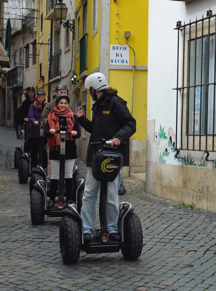 Touristes en visite guidée en Segway — Photo