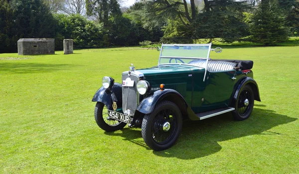 Une voiture légère Morris Vintage garée près de la guerre mondiale 2 Pillbox défense . — Photo