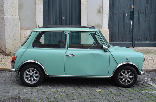 Klasszikus világos kék Austin Mini gépkocsi — Stock Fotó