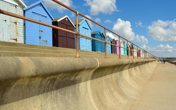 Охрана моря перила и пляжные хижины Suffolk England . — стоковое фото