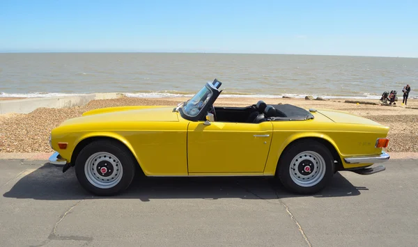 Klassischer gelber Triumph tr6 — Stockfoto