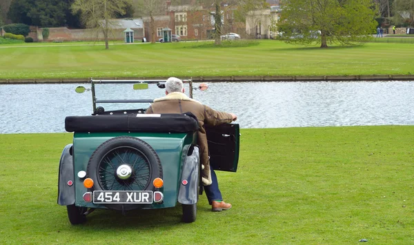 Une voiture Morris Minor Vintage garée près de l'eau avec chauffeur . — Photo