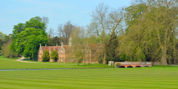 Most i stajni Audley End House hrabstwie Essex w Anglii. — Zdjęcie stockowe