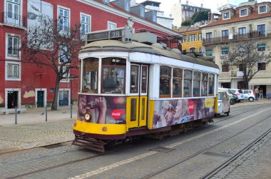  Geleneksel eski sarı Lizbon tramvay Largo das Portas üzerinde yapmak Sol.