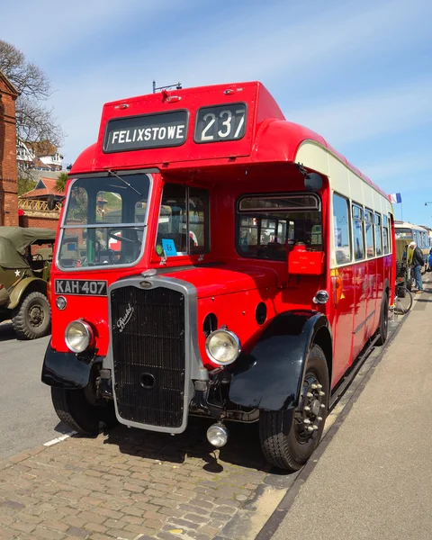 Bus Bristol rouge vintage stationné sur le front de mer de Felixstowe . — Photo