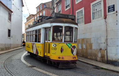 Alfama bölgesinin Lizbon Portekiz eski sokaklarında tramvay