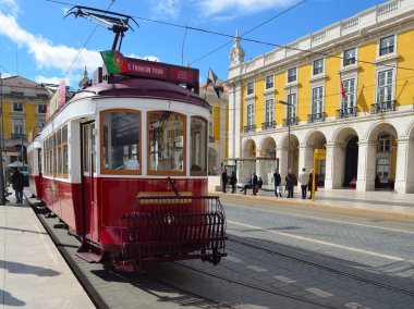  Vintage turistik gezi Tramvayda Praça do Comercio Lizbon Portekiz.