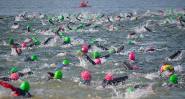  Yarışmacılar triatlonun başında açık denize yüzüyorlar..