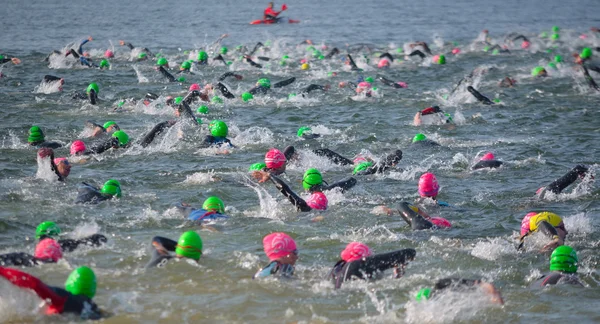  Yarışmacılar triatlonun başında açık denize yüzüyorlar..