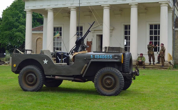 : Monté sur Jeep de la Seconde Guerre mondiale hommes mitrailleuse en ww2 uniformes militaires — Photo