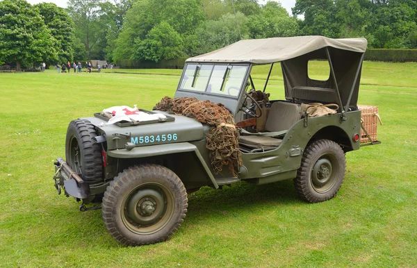 Jeep de la Seconde Guerre mondiale avec bannière Croix-Rouge — Photo