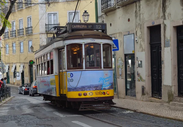 Vintage tramvaj - tramvaj projíždí starými uličkami Alfamy okres Lisabon Portugalsko — Stock fotografie