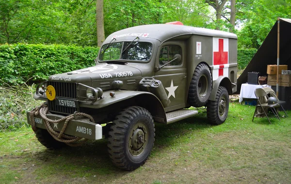 Seconde Guerre mondiale Ambulance américaine avec Croix-Rouge garée dans les bois .. — Photo