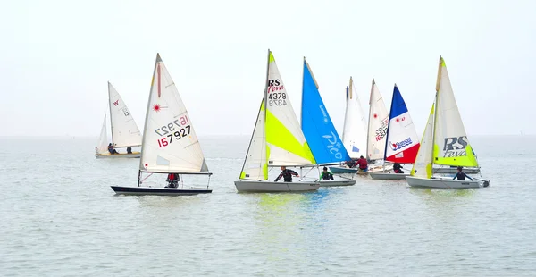 Current Sailing Dinghes together at Felixstowe Suffolk England . — стоковое фото
